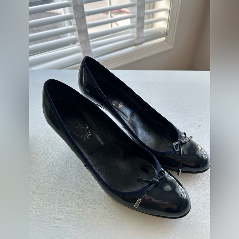 Tod’s blue pantent leather pumps